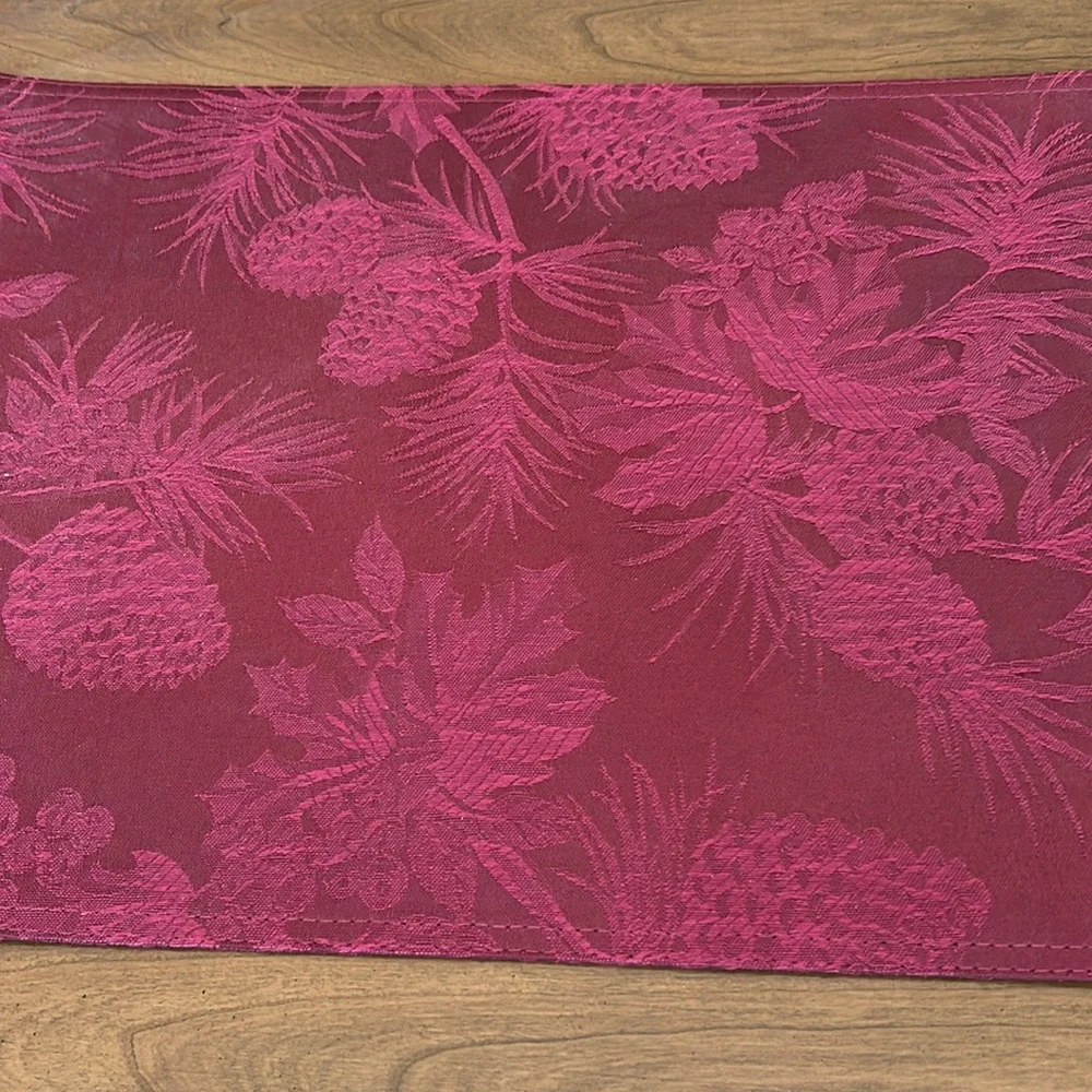 Set of 8 placemats and 8 napkins. Maroon‎ red. New without tags. Never used.